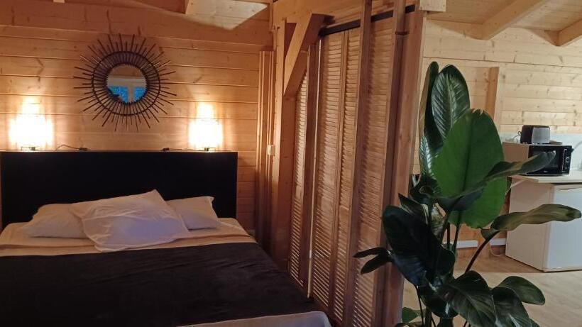 پانسیون Wood And Work