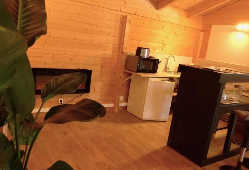 پانسیون Wood And Work