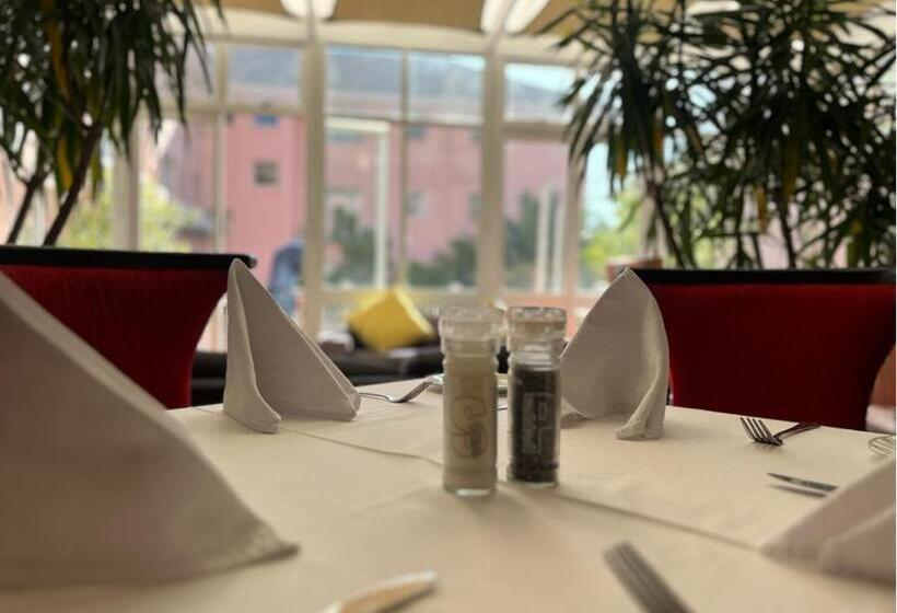 הוסטל Auberge Gardens