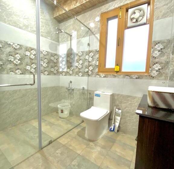 בית מלון כפרי Varuni Resort Mcleod Ganj