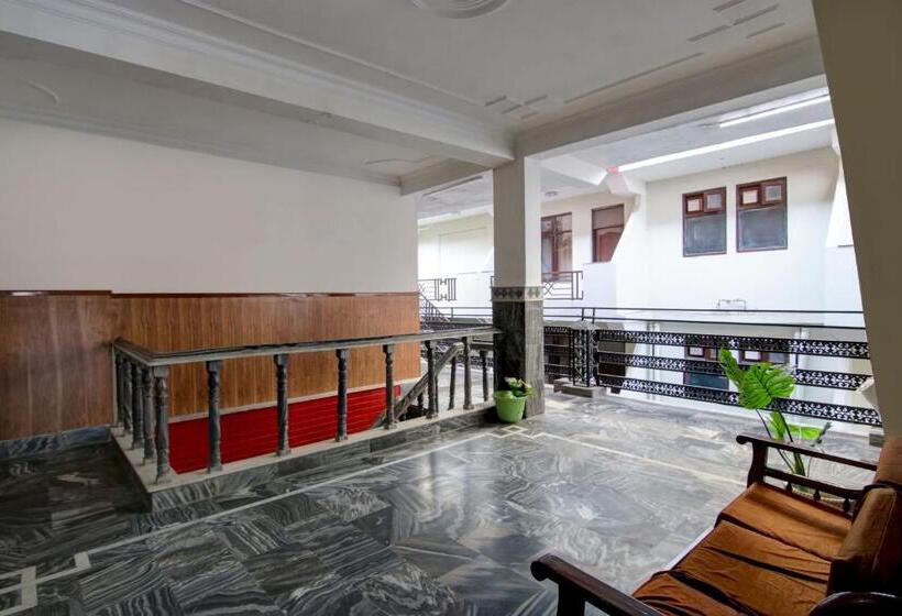 בית מלון כפרי Varuni Resort Mcleod Ganj