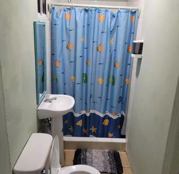 هتل Airport Inn Roatan