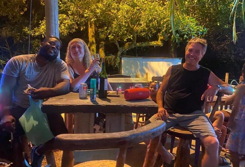 هتل Airport Inn Roatan