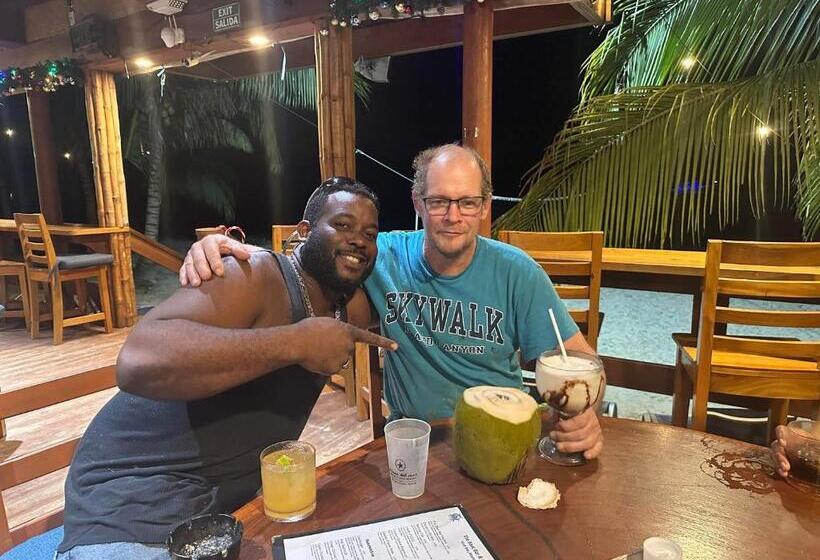 هتل Airport Inn Roatan