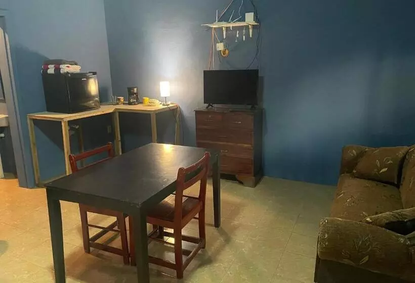 هتل Airport Inn Roatan