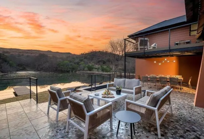 ホテル Riverhorse Lodge