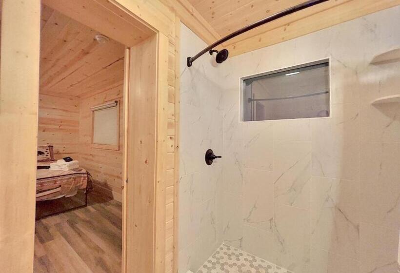 汽车旅馆 Retreat On The Lake