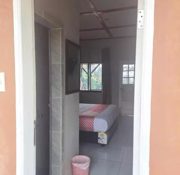 Majatalo Ron S Guest House Berastagi Backpacker Rooms