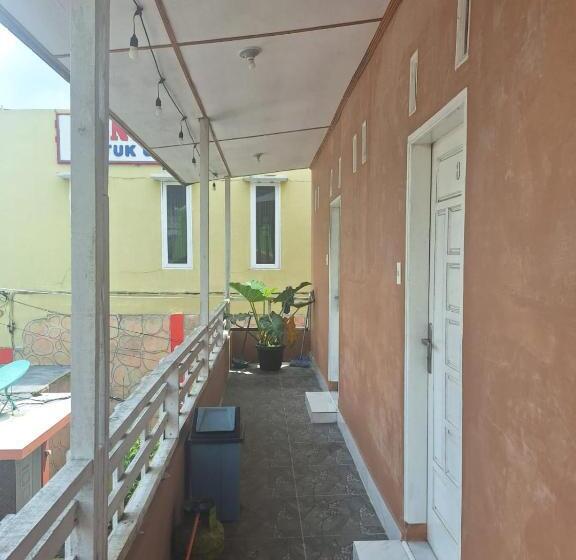 پانسیون Ron S Guest House Berastagi Backpacker Rooms