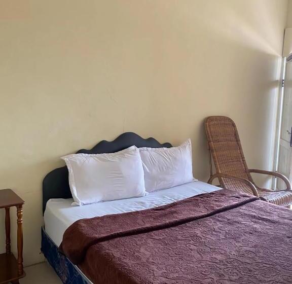 پانسیون Ron S Guest House Berastagi Backpacker Rooms