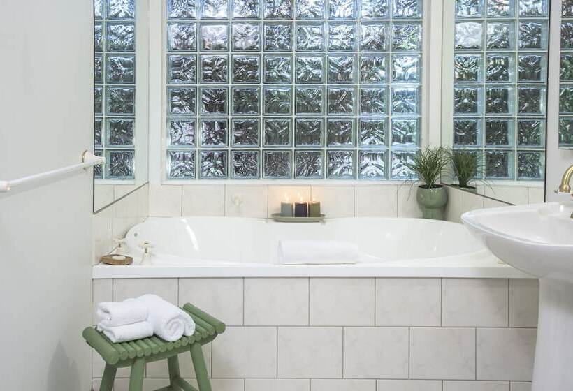 민박 Botanica Retreat   Village Spa & Stay