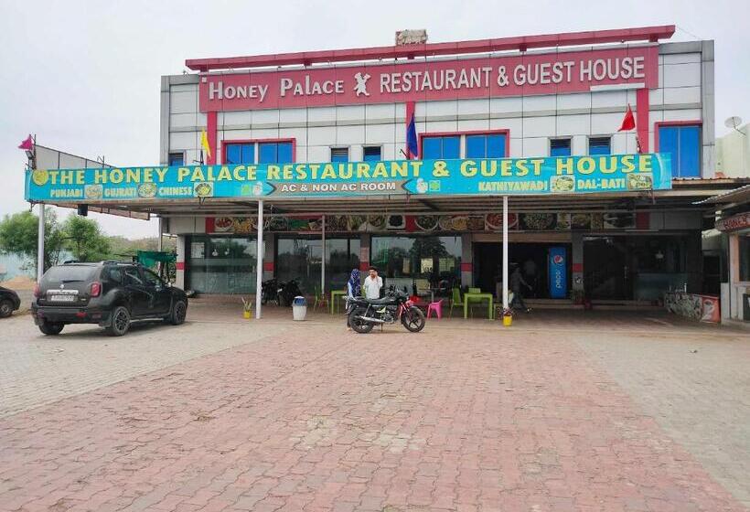 Hotel Oyo 81016 Honey Palace Restaurant Guest House