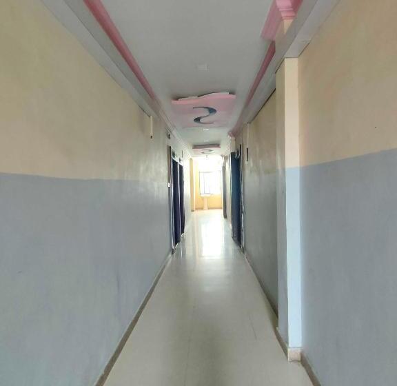 Hotel Oyo 81016 Honey Palace Restaurant Guest House