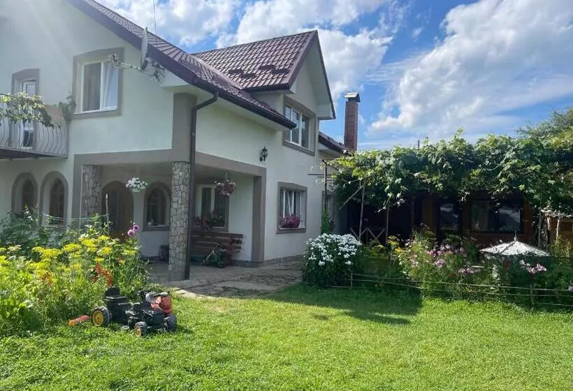 Majatalo світанок у горах