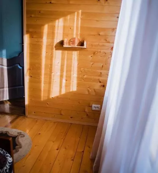 Majatalo світанок у горах