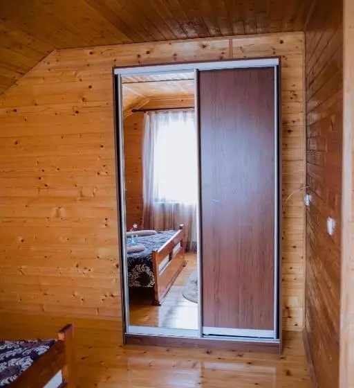 Majatalo світанок у горах