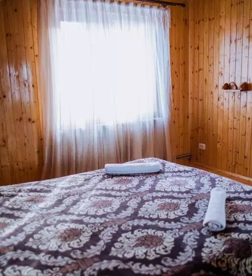 Majatalo світанок у горах