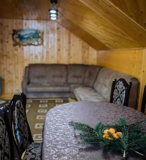 Majatalo світанок у горах