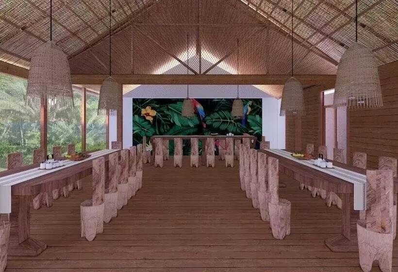 هتل Explorers Inn