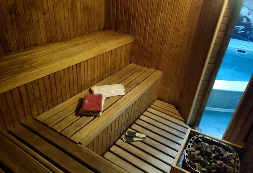 هتل Lisova   лісова готельня і сауна