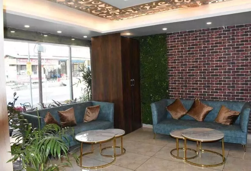 هتل The Mango Tree