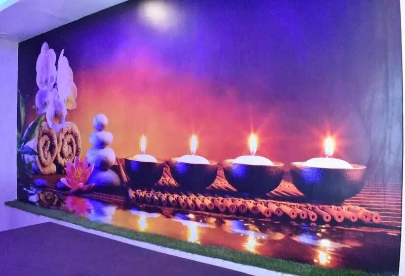 هتل The Mango Tree