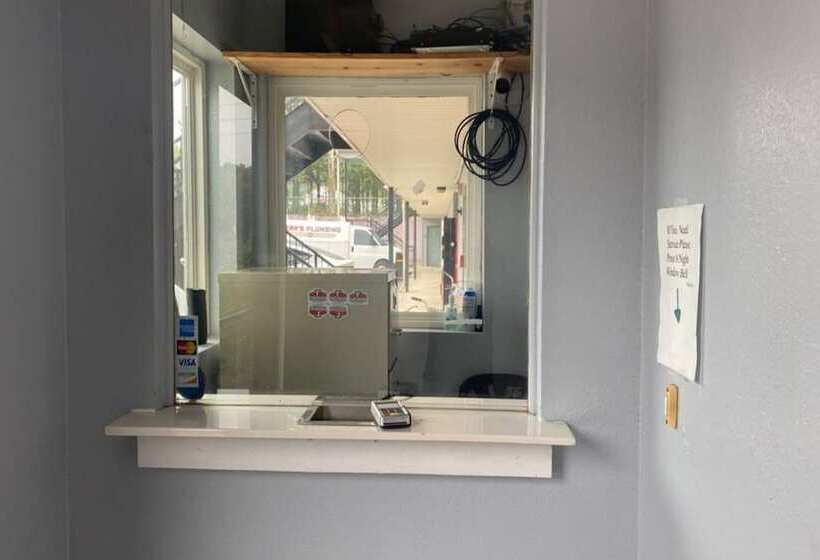 모텔 Garden Inn & Suites