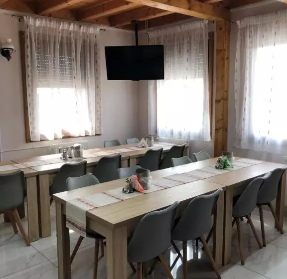 Tisza Panzió és Apartman