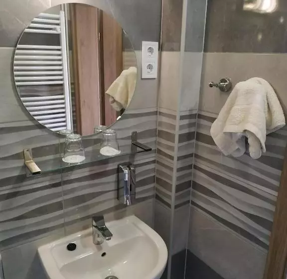 Tisza Panzió és Apartman