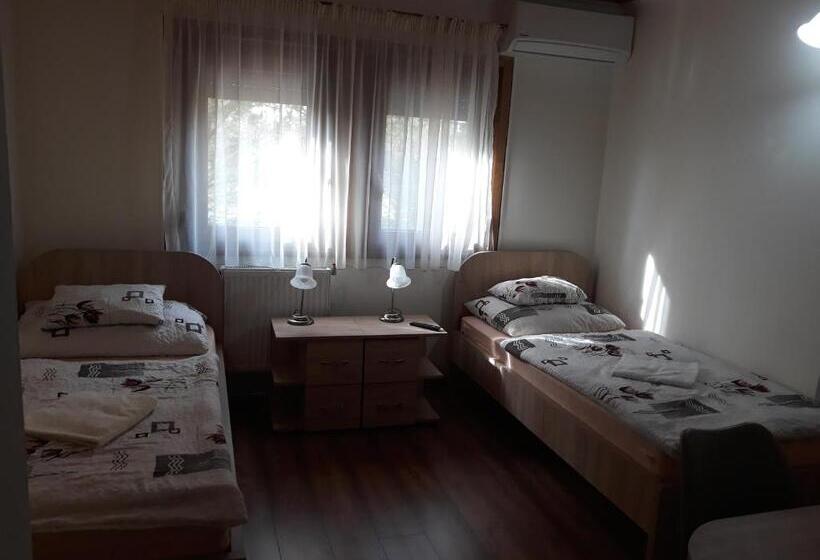 Tisza Panzió és Apartman