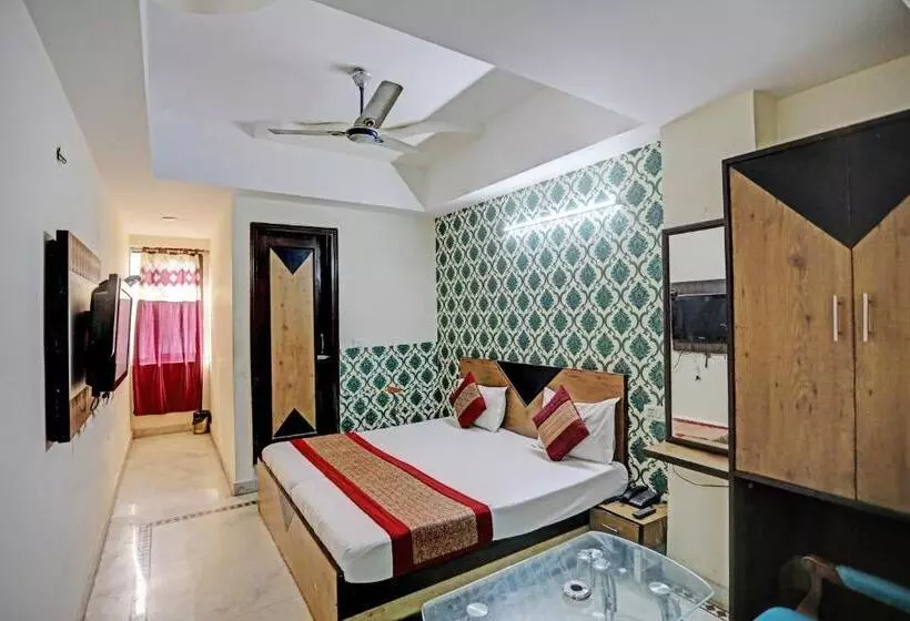 هتل Anand Near Karol Bagh Metro Station