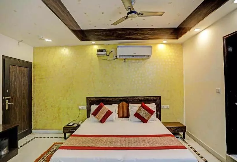 هتل Anand Near Karol Bagh Metro Station