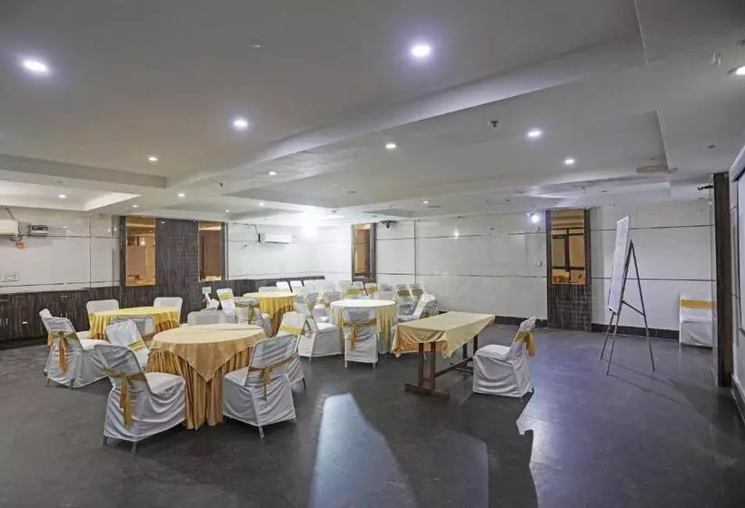 هتل Anand Near Karol Bagh Metro Station