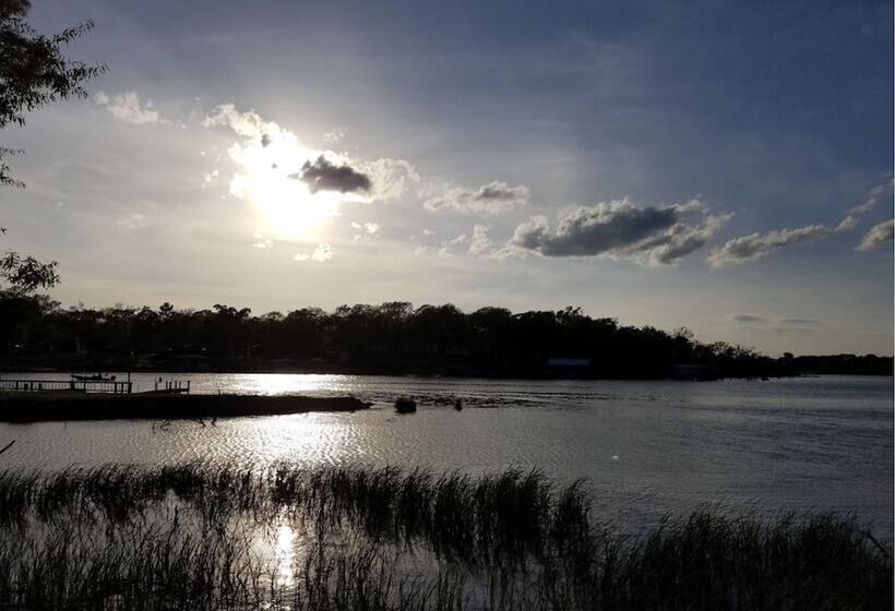 Отель Axtons Bass City Resort