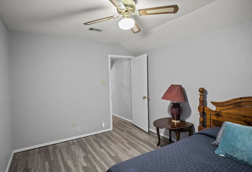 Отель Axtons Bass City Resort