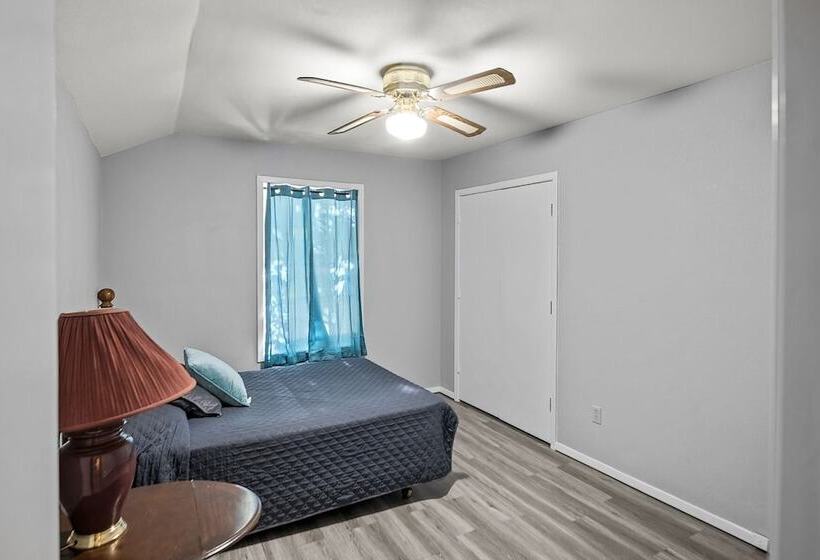 Отель Axtons Bass City Resort