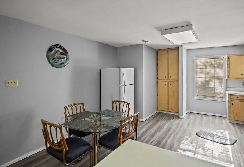 Отель Axtons Bass City Resort