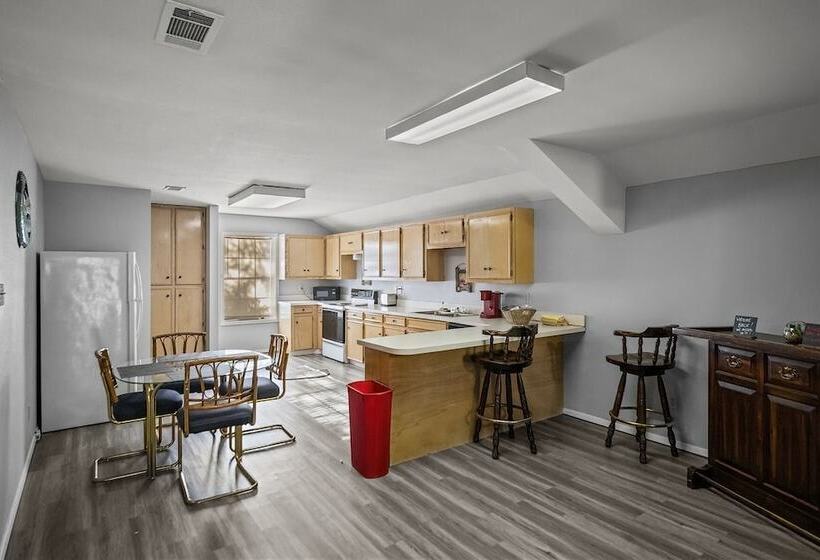 Отель Axtons Bass City Resort