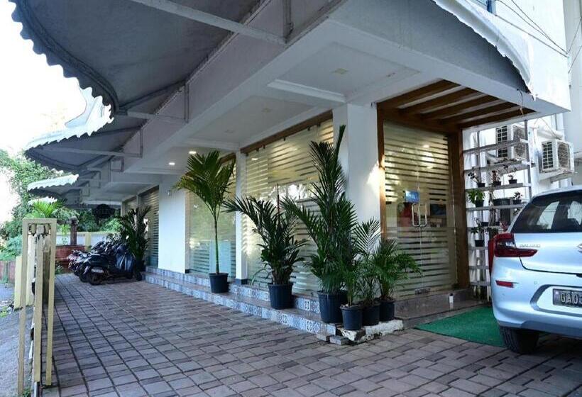 בית מלון כפרי Candolim Suites