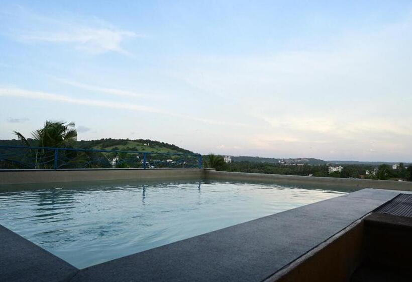 בית מלון כפרי Candolim Suites