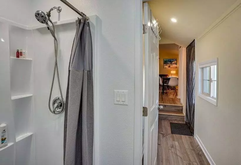 Avalon Cottage < Half Mi To Beaches & Crescent Ave