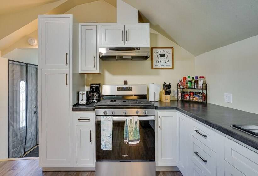 Avalon Cottage < Half Mi To Beaches & Crescent Ave