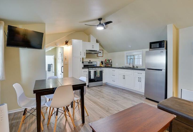 Avalon Cottage < Half Mi To Beaches & Crescent Ave