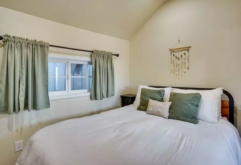 Avalon Cottage < Half Mi To Beaches & Crescent Ave