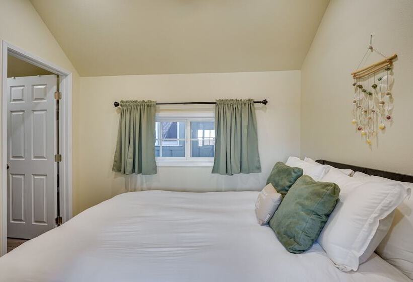 Avalon Cottage < Half Mi To Beaches & Crescent Ave