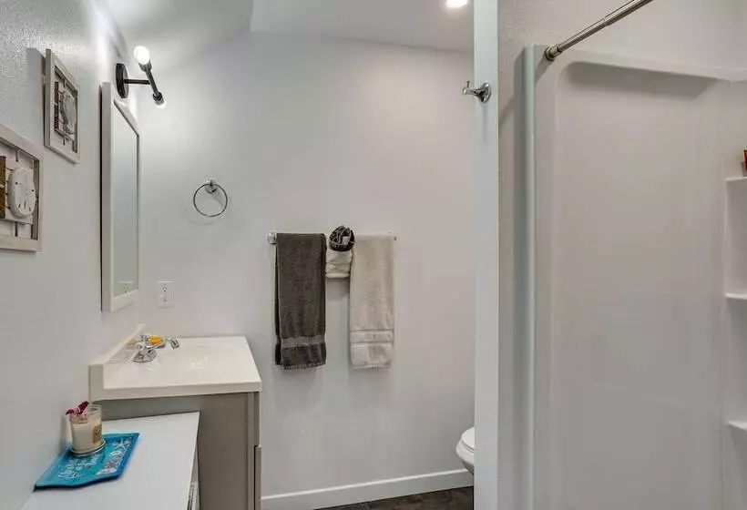 Avalon Cottage < Half Mi To Beaches & Crescent Ave