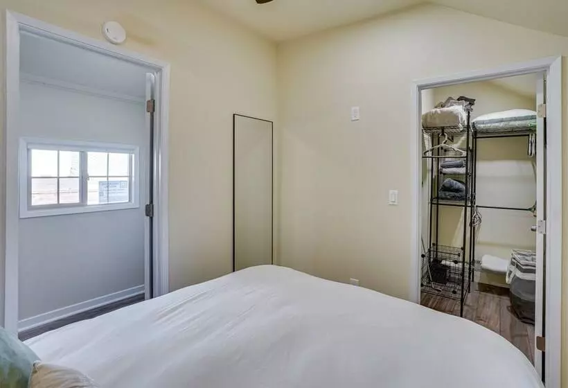 Avalon Cottage < Half Mi To Beaches & Crescent Ave