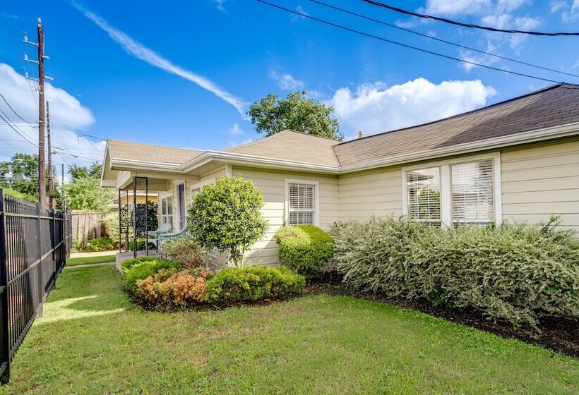 Breezy Pet Friendly Houston Home ~ 1 Mi To Dtwn!