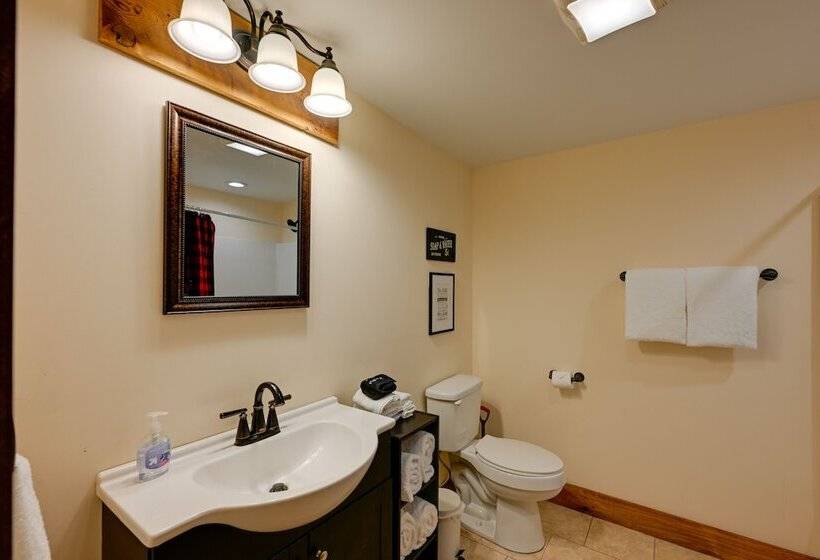 Bryson City Getaway: Private Hot Tub & Scenic View