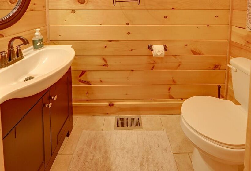 Bryson City Getaway: Private Hot Tub & Scenic View